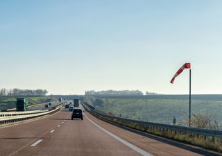 Conducir con fuerte viento: consejos de seguridad de la DGT