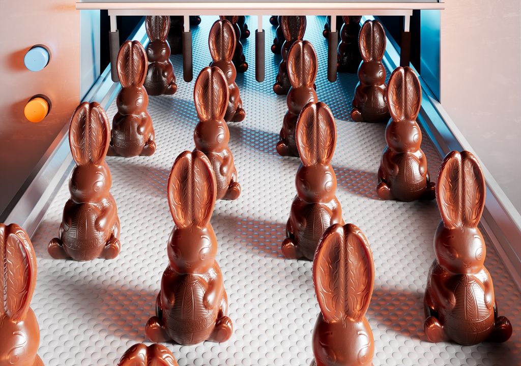 conejos de chocolate sobre una cinta transportadora saliendo de una línea de producción conejos de chocolate sobre una cinta transportadora saliendo de una línea de producción