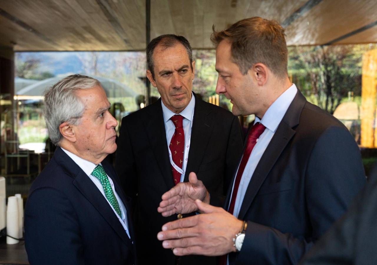 Álvaro Mendonça e Moura, presidente da CAP (à esquerda, na imagem), interpelou em Roma o comissário europeu da Agricultura, Christophe Hansen (à direita). Foto: CAP.