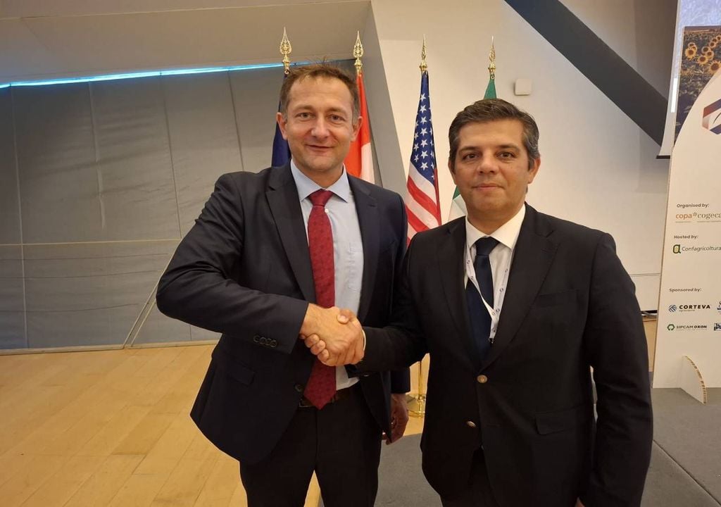 Comissário da Agricultura e o presidente da CONFAGRI Comissário da Agricultura e o presidente da CONFAGRI