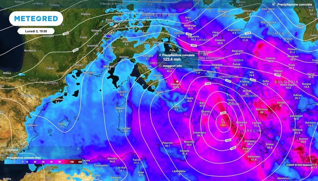 Notevole e anche spettacolare dal punto di vista sinottico la ciclogenesi attesa al sud. Notare le abbondanti precipitazioni previste sulle regioni Adriatiche.