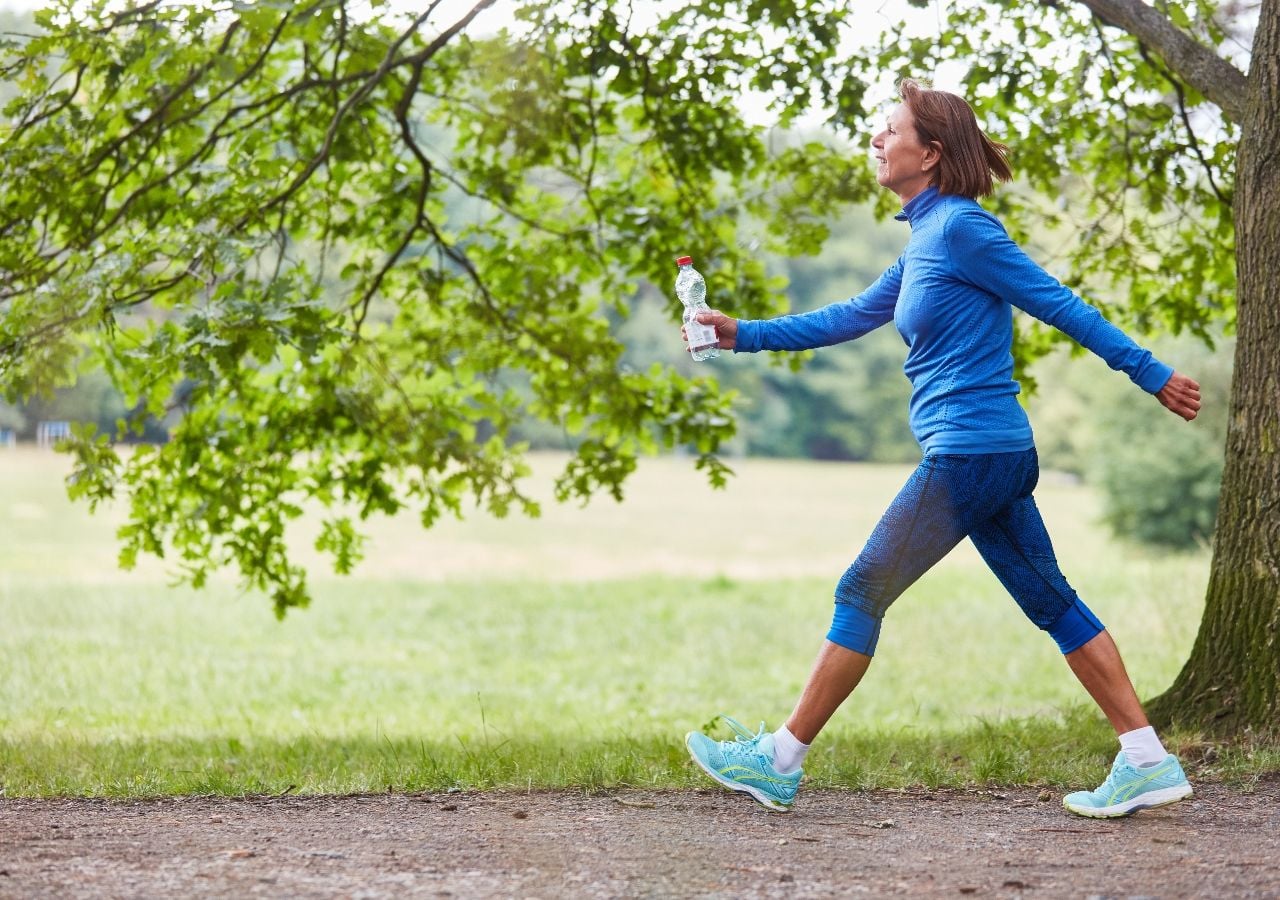 Según el nuevo estudio, caminar tiene beneficios multisistémicos: mejora el corazón, el metabolismo, el ánimo y la función cerebral.