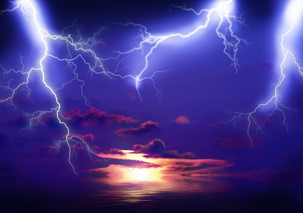 Destellos azules descargas eléctricas frías rayo tormenta Destellos azules descargas eléctricas frías rayo tormenta