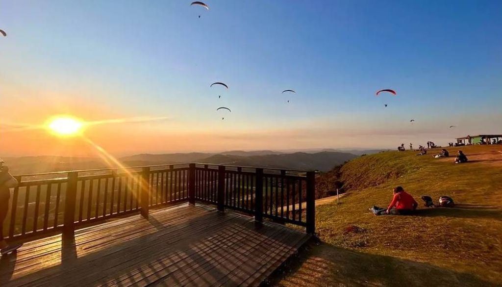 O Mirante do Alto da Serra, em Serra Negra (SP), está a 1.310 metros de altitude e fica a cerca de 5 km do centro da cidade. É um belo local para observar ao pôr do sol. Crédito: Andrea A (Reprodução).