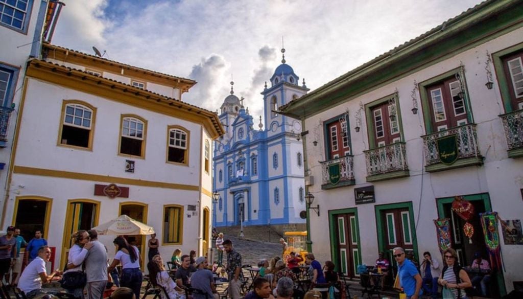 Esta cidade mineira é famosa por seus casarões coloniais e ruas de pedra do século 18. Crédito: Royalty Viagens via Flickr.