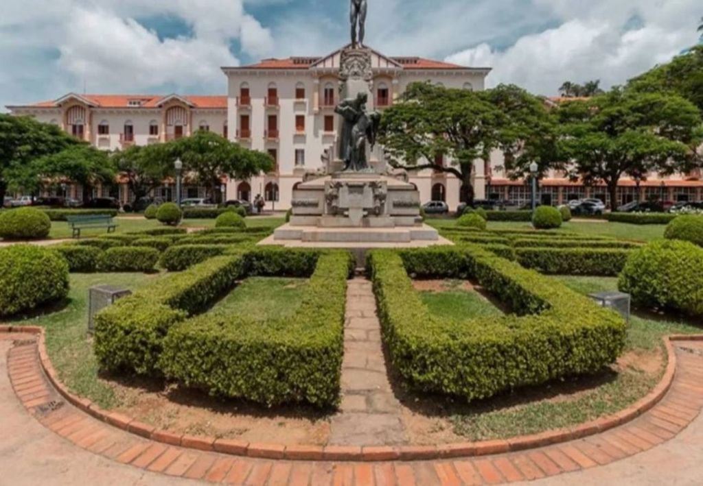 Esta cidade mineira construída dentro de um vulcão adormecido destaca-se como importante estância hidromineral e turística. Crédito: Fagner Martins/Shutterstock.