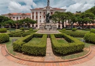 Conhe&ccedil;a a cidade mineira que fica dentro de um vulc&atilde;o extinto e virou ref&uacute;gio de &aacute;guas termais
