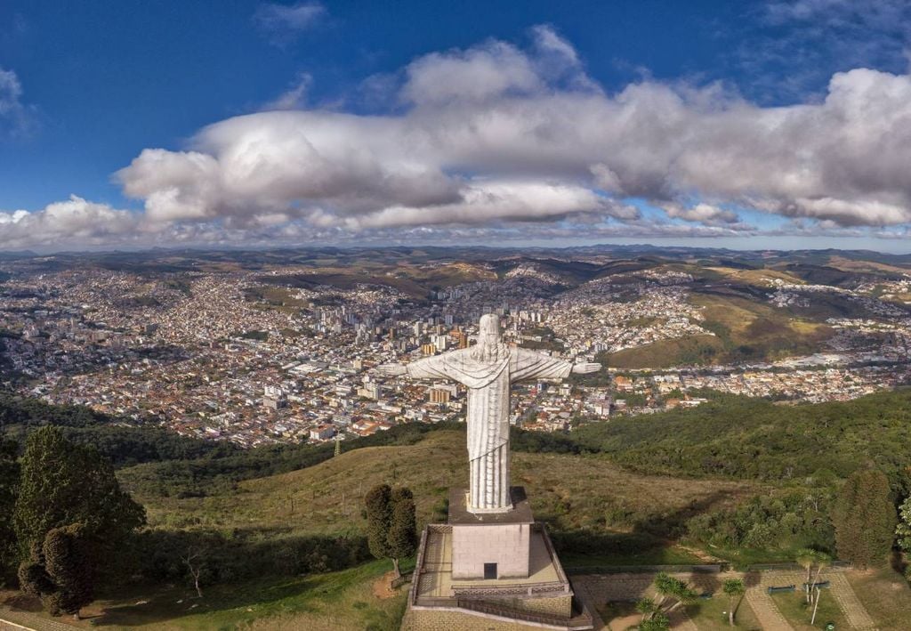 Monumento do Cristo Redentor, localizado no topo da Serra de São Domingos em Poços de Caldas (MG). Crédito: Divulgação.