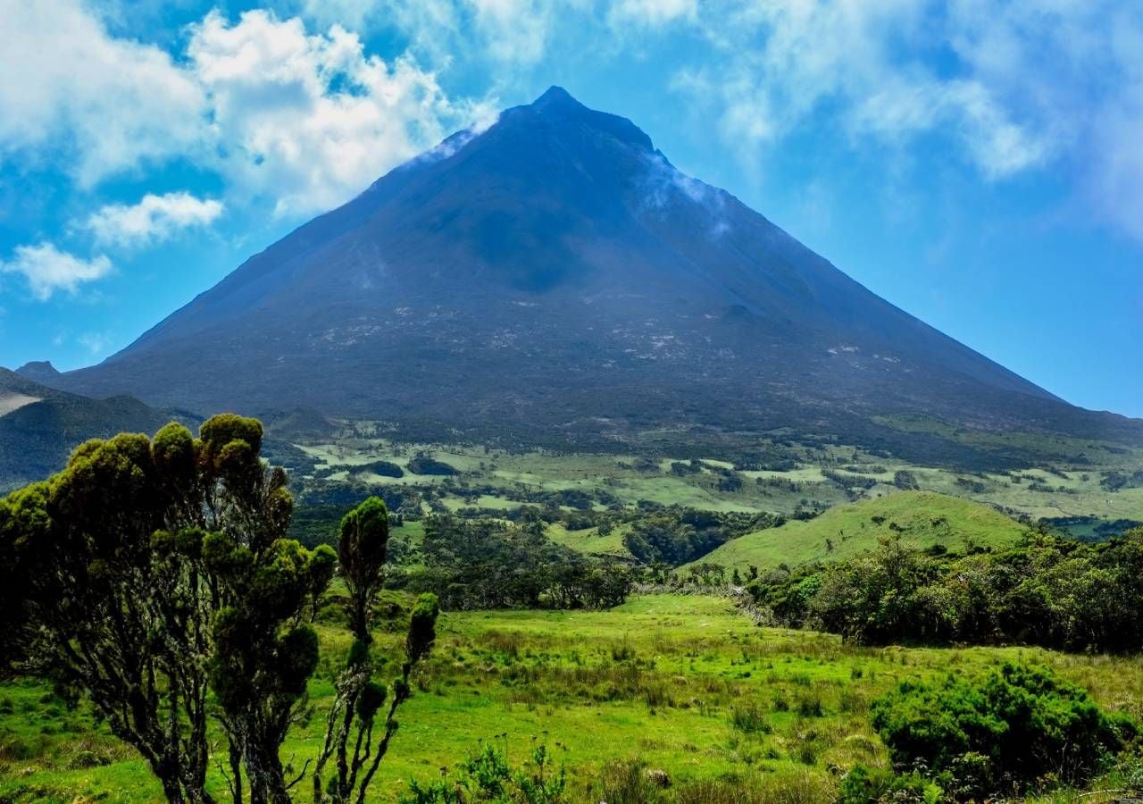 A majestosa montanha do Pico, situada na ilha com o mesmo nome, é a mais alta de Portugal e atinge os 2351 metros de altitude.