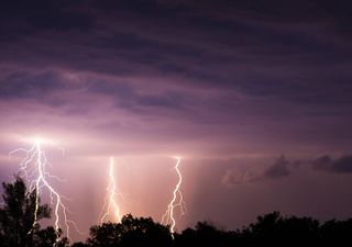 Entdecken Sie den tödlichen Sturm, der 1360 den Lauf der Geschichte veränderte