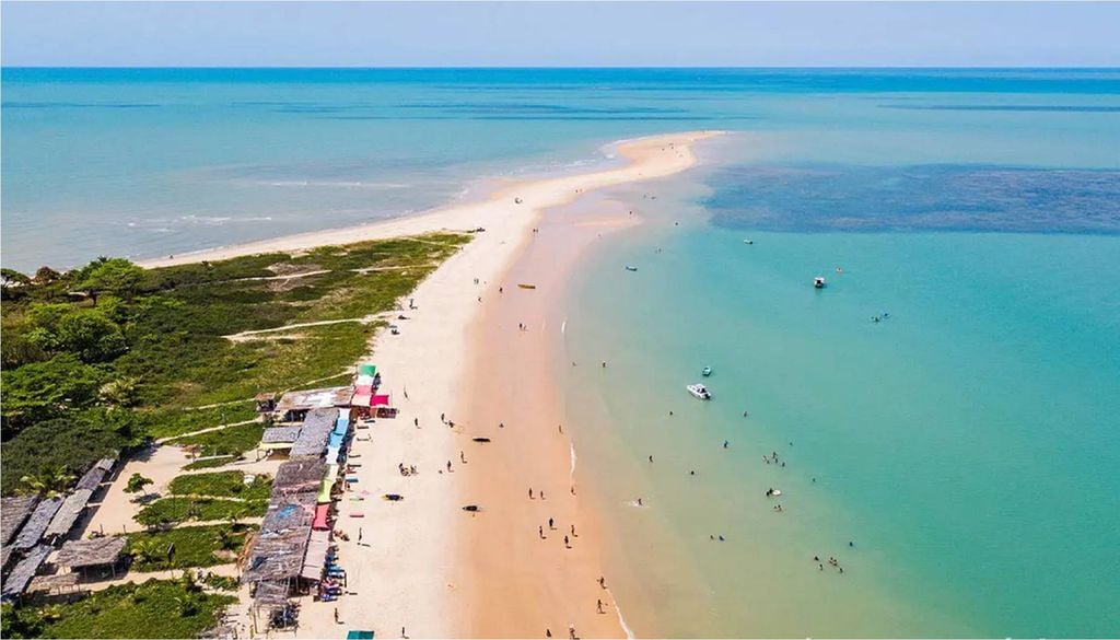 Esta praia tem um banco de areia que se estende por quilômetros durante a maré baixa, cercado por piscinas naturais de ambos os lados. Crédito: Blog Viagens e Caminhos.