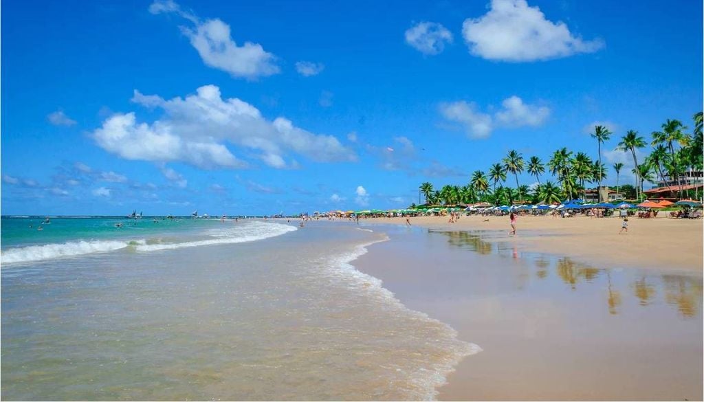 Esta praia é a principal da região e o ponto de encontro de visitantes à procura de diversão. Crédito: Divulgação.