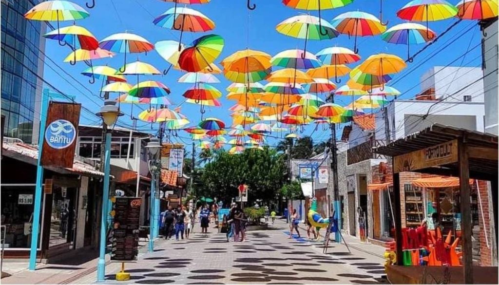 Esta é a rua principal da vila de Porto de Galinhas, toda decorada e com várias opções de lojas, bares, farmácias e restaurantes. Nela se concentram as principais atividades para fazer à noite na região. Crédito: Múcio Júnior.