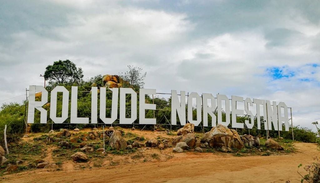 Cabaceiras é cenário de mais de 50 produções brasileiras, incluindo a série Cangaço Novo, cuja 2ª temporada estreou em abril. Crédito: Divulgação Metrópoles
