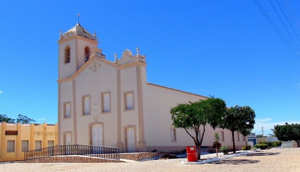 Paróquia Matriz Nossa Senhora da Conceição, um dos cenários mais famosos de Cabaceiras, que figurou em diversas produções do audiovisual brasileiro. Crédito: TripAdvisor