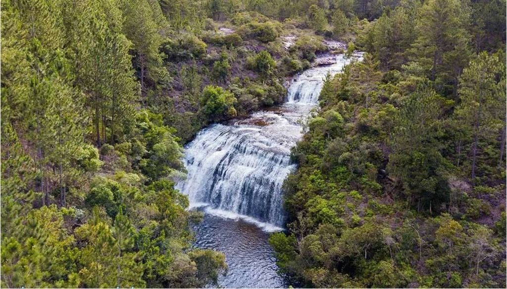 A Cachoeira das Três Quedas, em Itapeva (SP). Crédito: Blog Viagens e Caminhos.