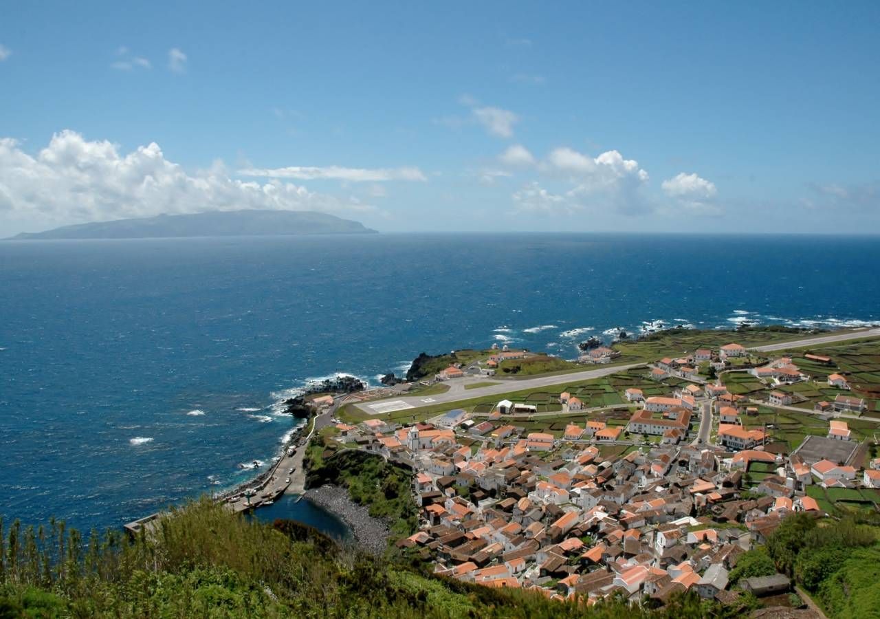 Vista do Corvo para as Flores. A ilha do Corvo é a mais pequena do arquipélago dos Açores, uma região autónoma portuguesa.