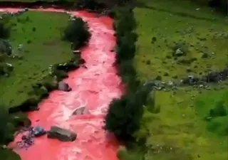 ¡Increíble! Un río se vuelve rojo en el corazón de Perú