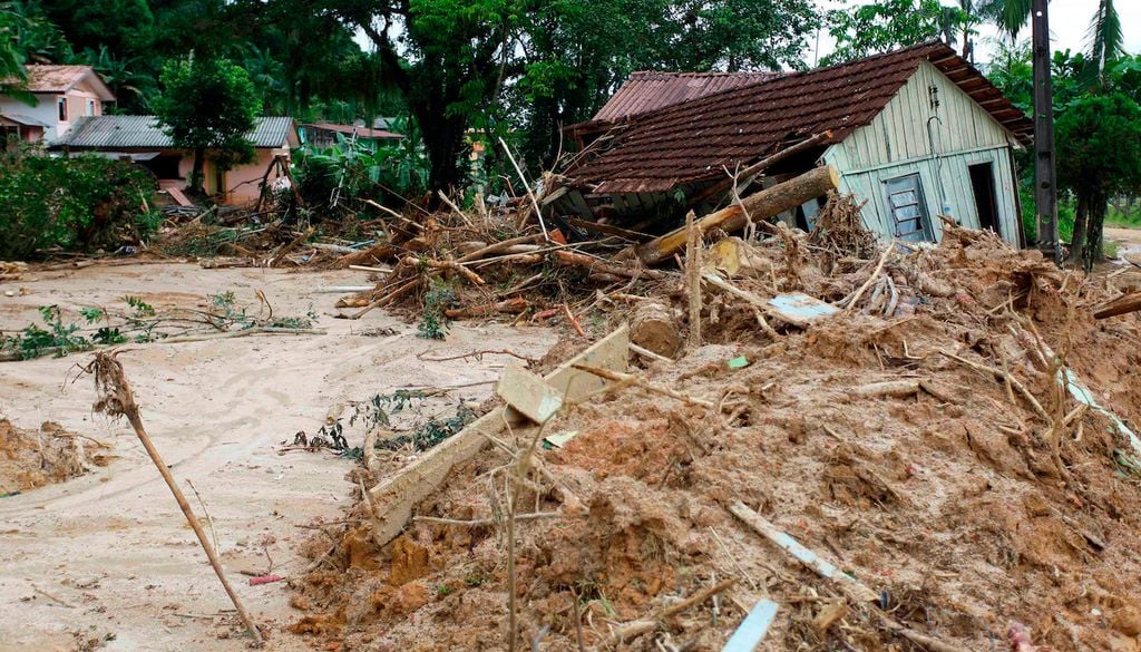 Lluvias intensas saturan el suelo causando deslaves; olas extremas y marejadas erosionan las costas. Lluvias intensas saturan el suelo causando deslaves; olas extremas y marejadas erosionan las costas.