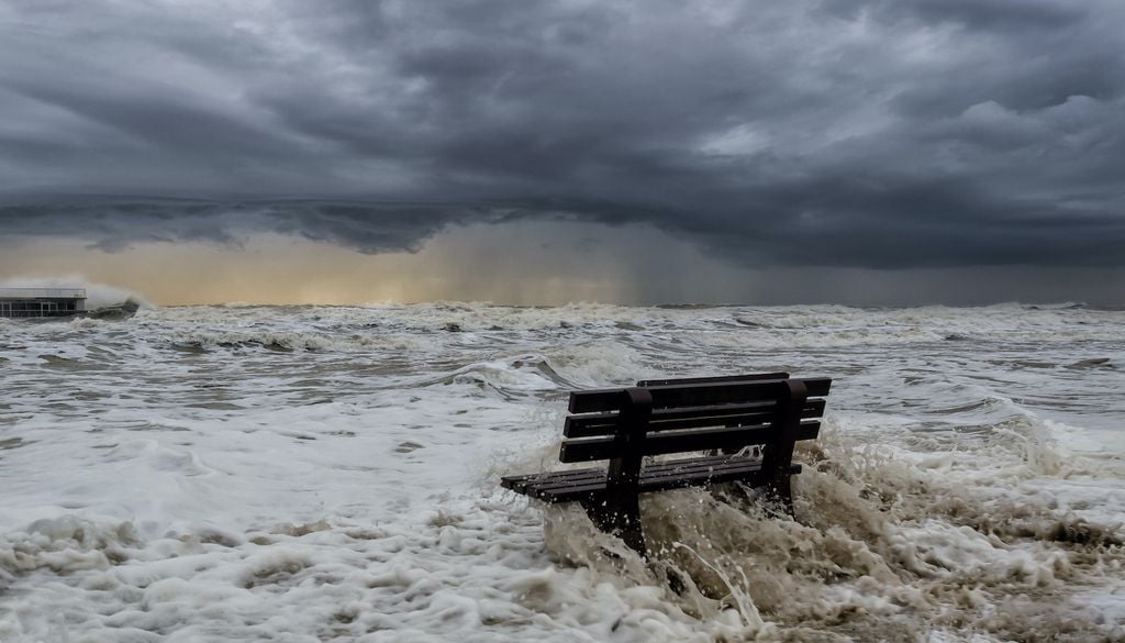 Marejadas ciclónicas, repentinas inundaciones, crecidas de ríos y fuertes corrientes atrapan a las personas. Marejadas ciclónicas, repentinas inundaciones, crecidas de ríos y fuertes corrientes atrapan a las personas.