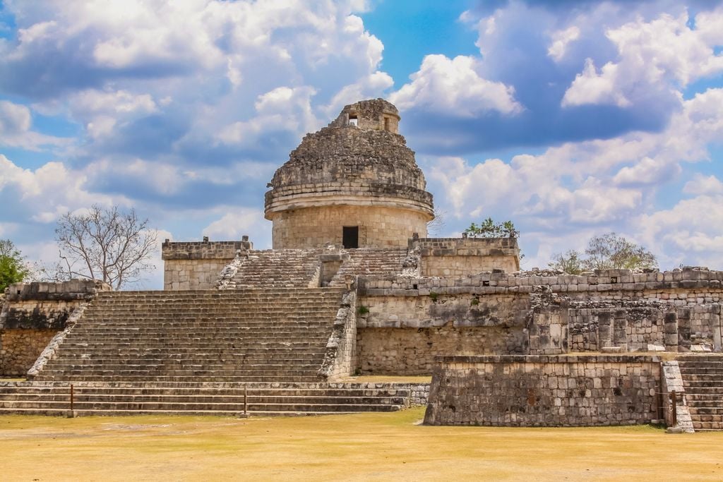 El caracol es uno de los edificios emblemáticos de la cultura mesoamericana al ser un templo dedicado a la observación astronómica.