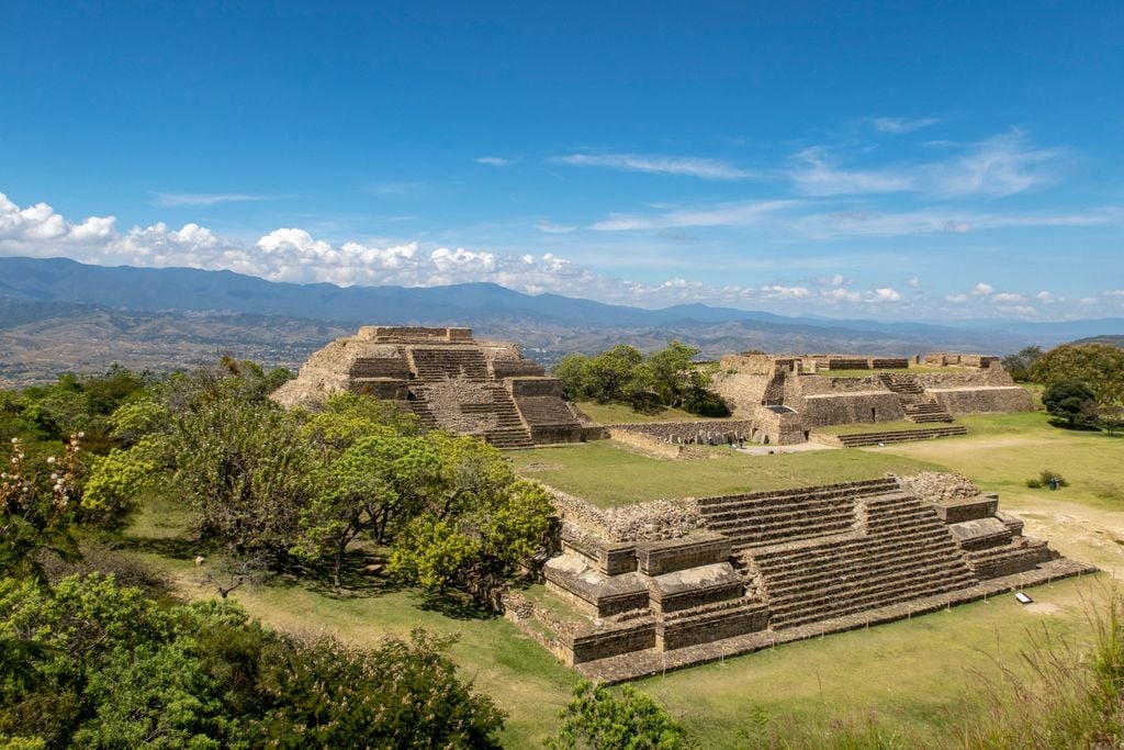 La traza de los edificios de la ciudad zapoteca de Monte Albán, se alinea con el paisaje y el Sol.