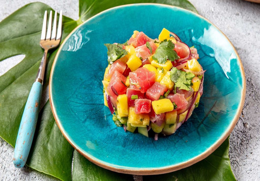 El tartar permite aprovechar al máximo los beneficios de los pescados, ya que el calor no degrada sus nutrientes.Imagen: OkDiario