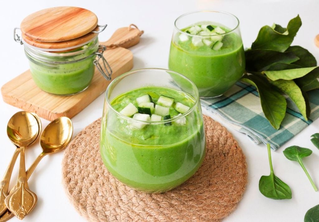 El gaszpacho verde es una opción ligera y refrescante, ideal para incluir en una dieta equilibrada, ya que es bajo en calorías y no contiene grasas saturadas. Imagen: Bon Viveur