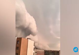 ¿Conoces las "shelf cloud"? Una de estas nubes sorprende en Ucrania