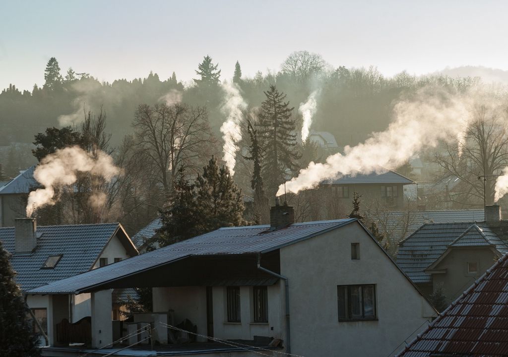 casas y chimeneas emitiendo humos visibles asociados a calefacción. casas y chimeneas emitiendo humos visibles asociados a calefacción.