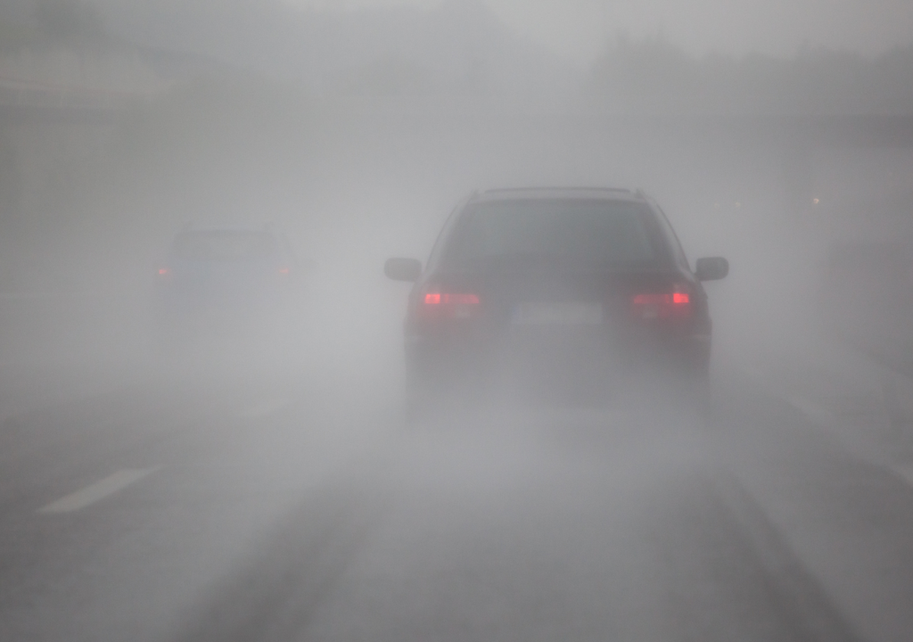 Niebla en la carretera