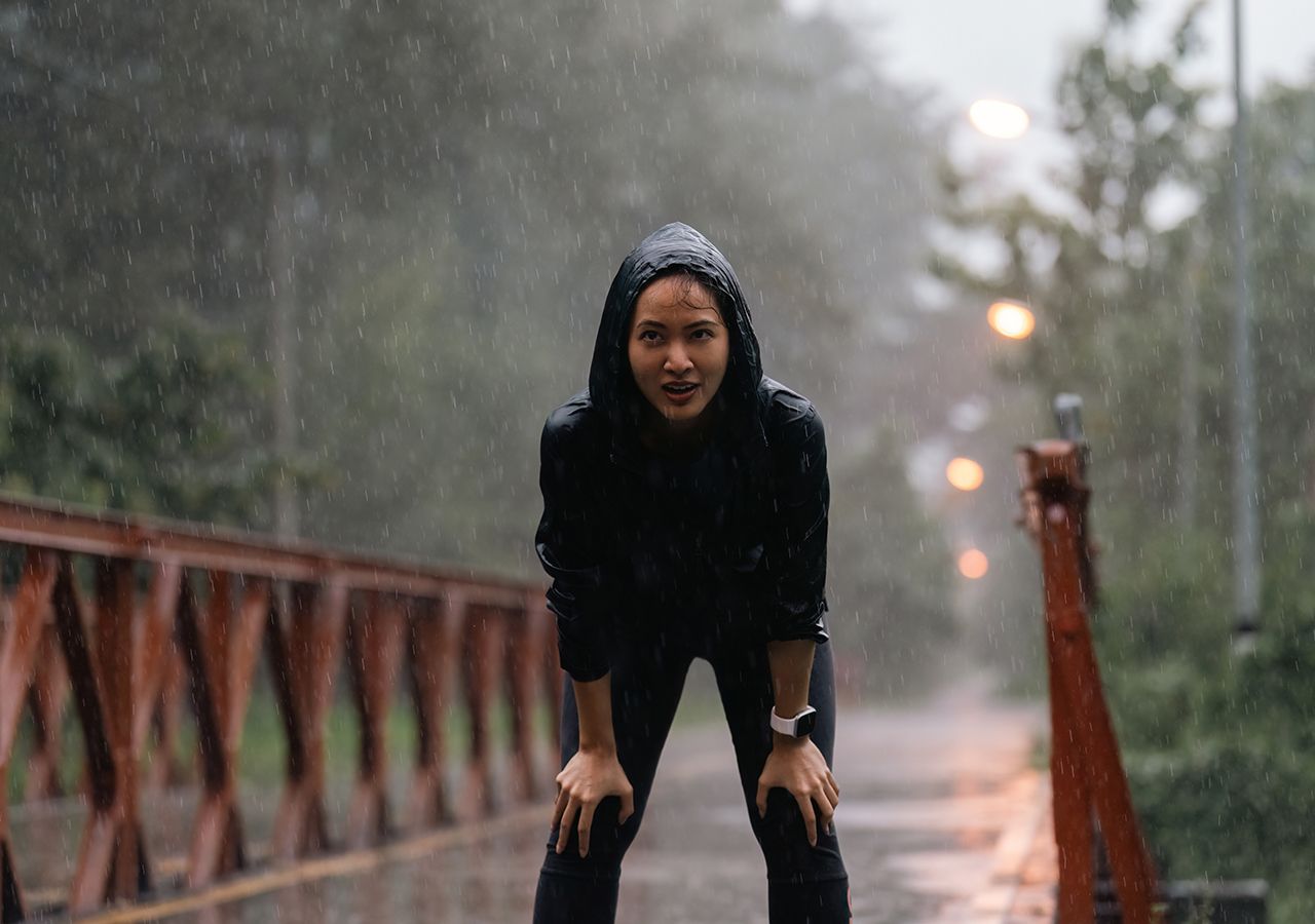 Los 15 mejores chubasqueros para correr cuando llueve