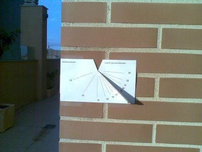 Construye Tu Propio Reloj De Sol Vertical De Papel