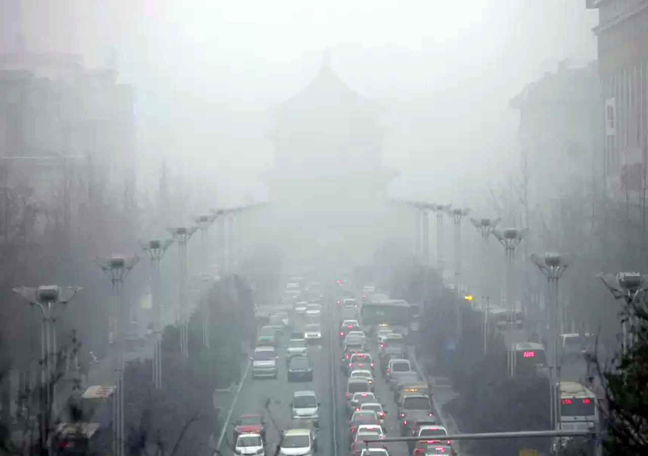 Imagen de archivo de una ciudad china contaminada.