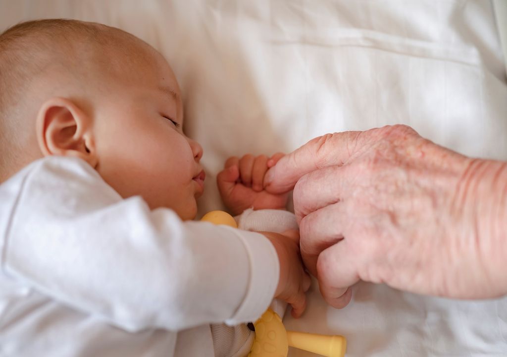 Recién nacido y mano de su abuela Recién nacido y mano de su abuela