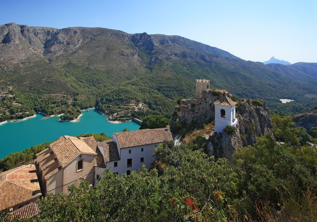 Algunos embalses de la vertiente mediterránea, como el de Guadalest, se han visto obligados a desembalsar tras las importantes lluvias de las últimas semanas.