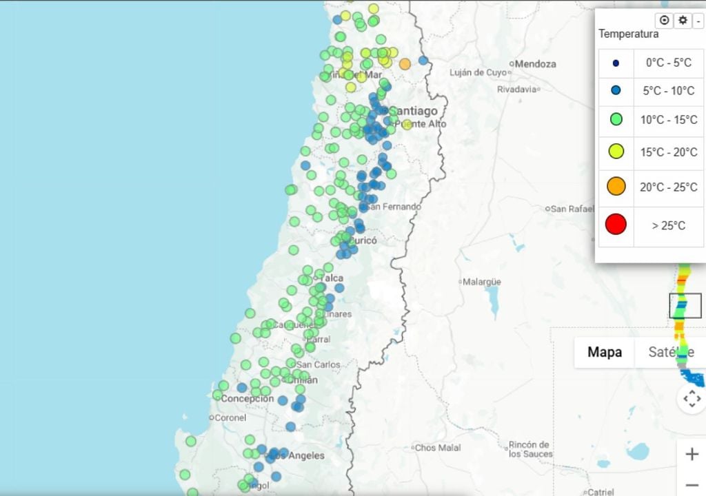 El mapa de observaciones evidencia el desplome térmico del jueves 21, con numerosas estaciones registrando máximas inferiores a los 10 °C (puntos azules) en la zona central (Fuente: VisMet CR2).