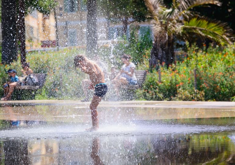 niño jugando en el agua niño jugando en el agua