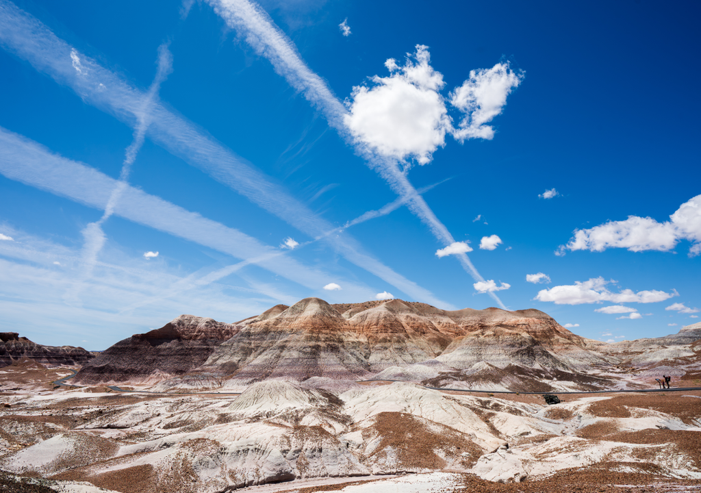 Em condições de humidade elevada, os rastos de condensação podem persistir e evoluir, dando origem a nuvens artificiais semelhantes aos cirrus.