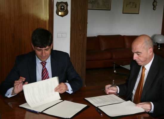 Momento de la firma del convenio Momento de la firma del convenio