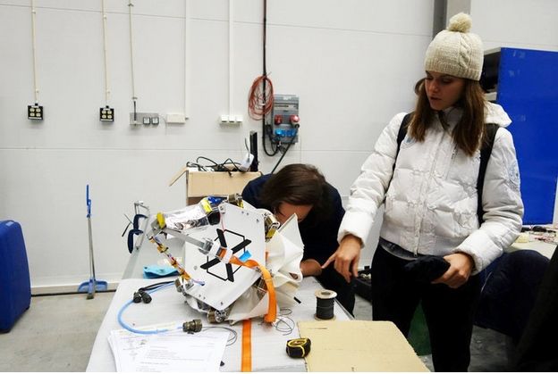 Un miembro del equipo DREX, de BX 24, trabaja en su experimento