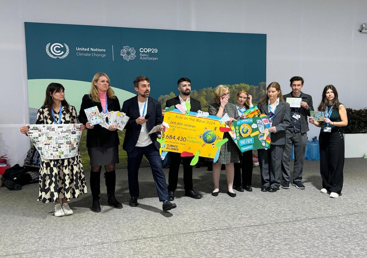Un sit-in autorizzato all'interno di COP 29 a Bakù. in questi flash mob possono essere inscenate proteste, ma strettamente regolamentate, vietato fra le altre cose citare singoli paesi o aziende. Foto cortesia Mila Lapi, Observer a COP 29