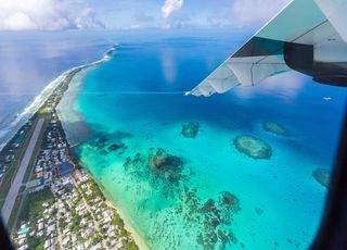 COP26 : un ministre de Tuvalu les pieds dans l'eau fait le buzz !