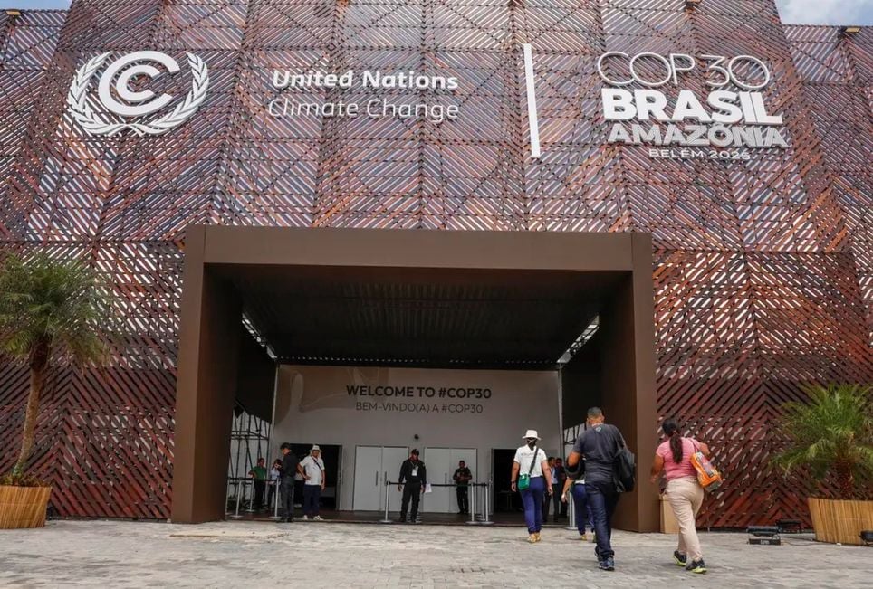 Entrada principal da COP30, em Belém (PA), recebe delegações de todo o mundo no primeiro dia da conferência. Evento marca avanço histórico com 111 países entregando suas metas climáticas.