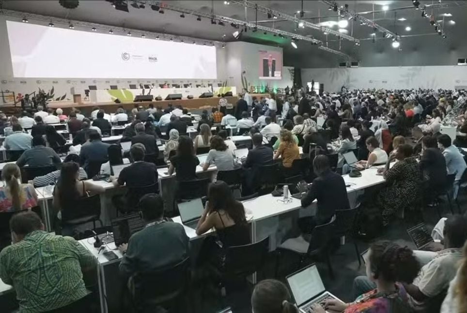 COP30: el borrador del acuerdo es criticado por no mencionar la reducción de los combustibles fósiles ni el origen de la financiación a los países pobres — Foto: Jornal Nacional/ Reproducción COP30: el borrador del acuerdo es criticado por no mencionar la reducción de los combustibles fósiles ni el origen de la financiación a los países pobres — Foto: Jornal Nacional/ Reproducción