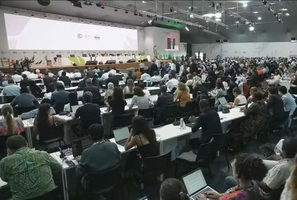COP30: el borrador del acuerdo es criticado por no mencionar la reducción de los combustibles fósiles ni el origen de la financiación a los países pobres — Foto: Jornal Nacional/ Reproducción COP30: el borrador del acuerdo es criticado por no mencionar la reducción de los combustibles fósiles ni el origen de la financiación a los países pobres — Foto: Jornal Nacional/ Reproducción