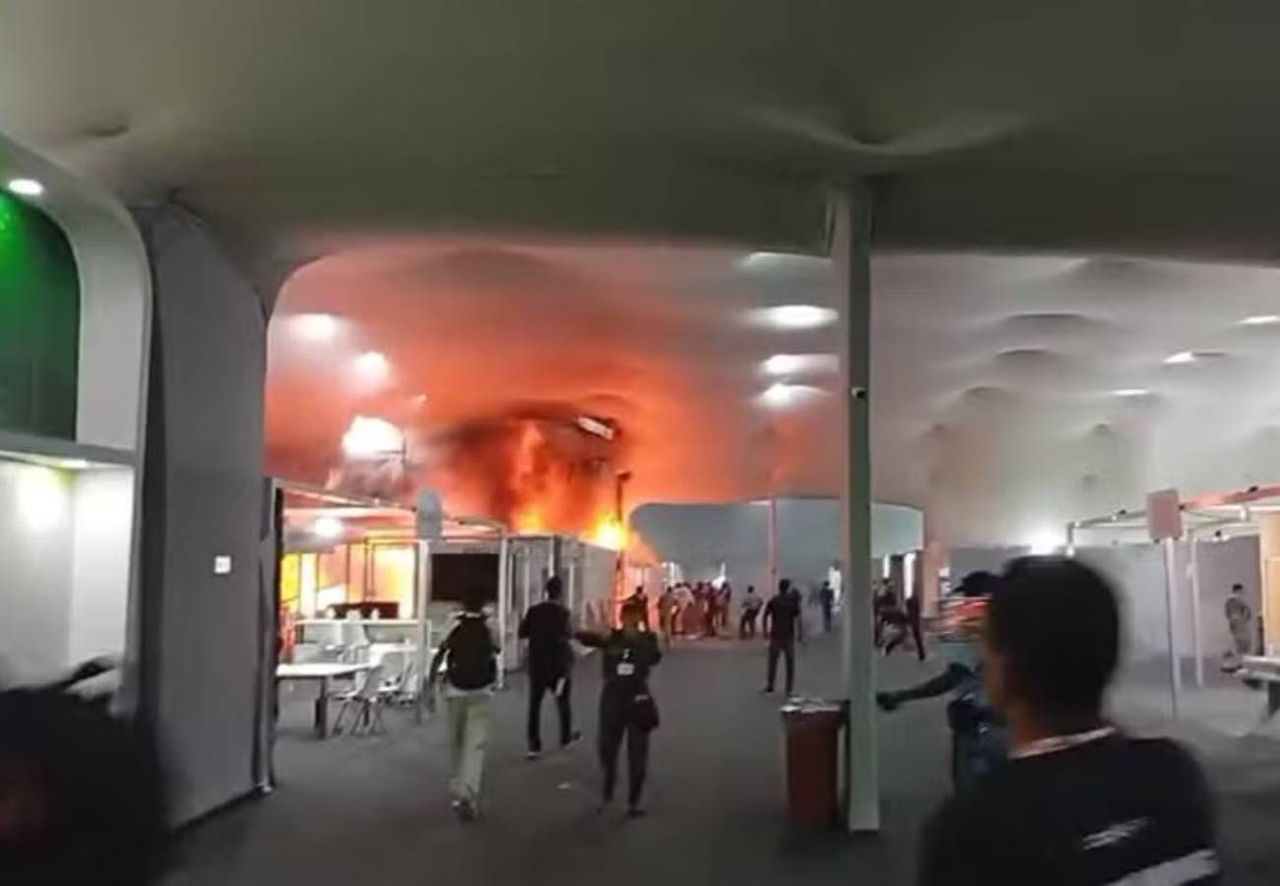 Inicio del incendio registrado este jueves en uno de los pabellones de la COP30 en Belém. Crédito: Helio/TV Globo.
