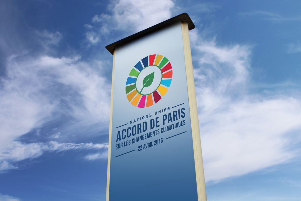 Firmado na COP21, o Acordo de Paris busca evitar emissões muito maiores do que aquelas geradas pelas próprias viagens às conferências climáticas.