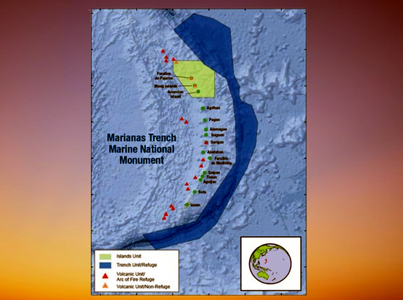 Ilustración cartográfica del Monumento Nacional Marino de la Fosa de las Marianas, incluyendo la batimetría. Se representan las islas de la región, con una superposición verde claro para las islas incluidas en el monumento y una superposición azul oscuro en forma de media luna que muestra la ubicación de la fosa. Mapa del Monumento Nacional Marino de la Fosa de las Marianas. Crédito: NOAA.