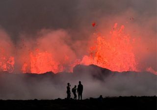 Cordilheira de lava: turistas curiosos visitam vulcão em erupção na Islândia